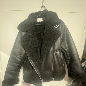 Skin vinter jacka  - Säljer min vinter/ höst jacka köpte den för 500kr. Säljer den för att den har blivit lite för liten den e super skön och mysig inga skador 🥰