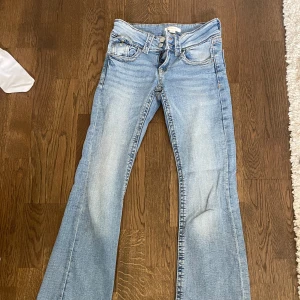 Fina jeans   - Jätte fina jeans från Gina Young, dem ser mer andvönd ut än vad dem ör men ör i bra skick fortfarande. Dem ör köpta för 350kr och säljs för 200
