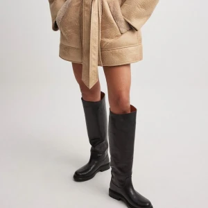 Boots - Säljer dessa ursnygga skinnboots eftersom de inte kommer till användning. De är använda 1 gång och är i nyskick. Skriv för fler bilder✨köpa för 1 049kr