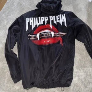 Philip plein vindjacka - Hej säljer min vara knappast använd i storlek large