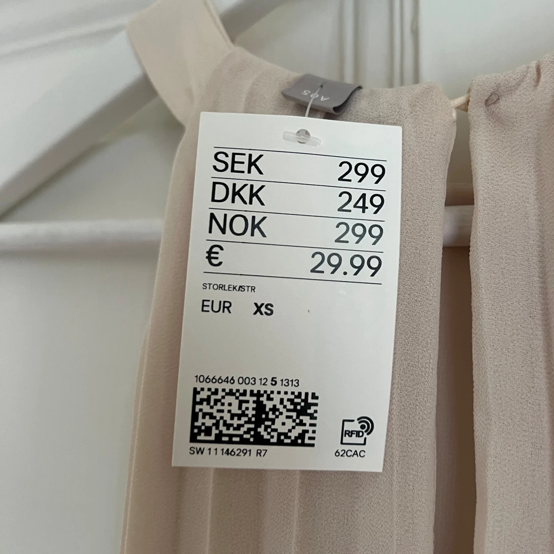 Plisserad klänning - 93