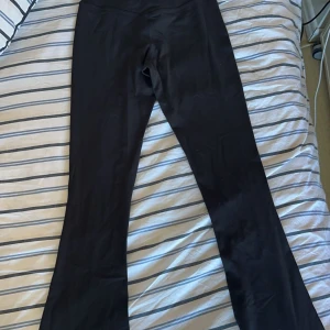 Lululdemon träningsbyxor  - Jättesnygga träningsbyxor från lululemon, faller tyvärr inte i den stilen jag brukar använda vill ha lite lösare därav jag säljer de. Nypris ca 1480kr jag släpper de för 900kr och kan skickas med spårning. 