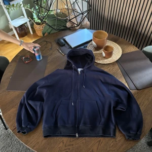 Oversized mörkblå hoodie  - Oversized mörkblå hoodie  Aldrig använd  Storlek L men oversized plagg 