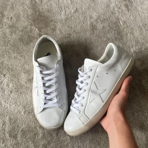 Golden Goose - Sjukt snygga Golden Goose skor som passar perfekt till sommarn. Mycket bra skick,använda ca 15 gånger, nypris 5500kr, box medföljs och orderbekräftelse. Defekt på bild 5, för frågor eller funderingar kom pm! 