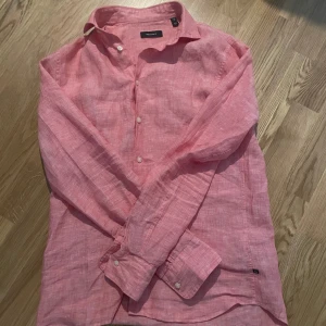 Linneskjorta - Säljer denna feta linneskjorta (100%) linne. Använd 1 gång, 9/10 skick, storleke S (passar M) nypris 1099, mitt pris 499 kr😀skriv för fler bilder eller frågor