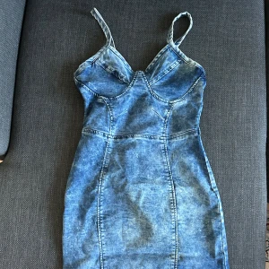 Klänning - Säljer denna jeansklänning sitter super fint och formar fint! Använd 2 gånger