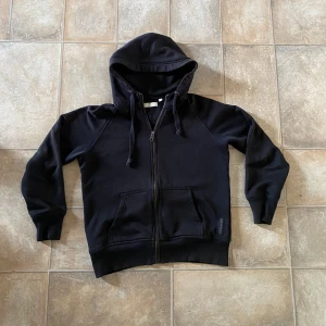 Berkley zip hoodie - Det är en zip hoodie från Berkley som är använd ett fåtal gånger, nypris 1200 