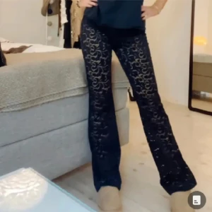 Spetsbyxor  - Säljer mina fina spetsbyxor från calzedonia i mycket bra skick, byxorna har inbyggda shorts. Nypris 689kr men nu går de inte att få tag på nya längre, storlek s men passar xs till m💕