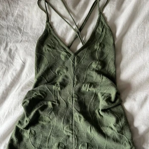 Linne med öppen rygg  - Ett helt nytt linne från Zara med öppen rygg, helt oanvänd med alla prislappar kvar. Nypris 260, mitt pris 150 men är öppen för prisförslag 💕säljer pga att jag inte gillar hur den sitter på mig. 