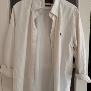 Morris skjorta M - Hej! Säljer denna skjorta som jag ej brukar, endast använd några få timmar & den passade inte mig som jag trodde, då jag tog en storlek för liten.  