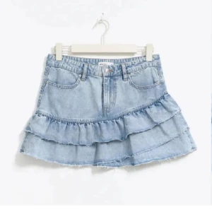 Volang kjol - Säljer den populära volang kjolen ifrån Gina tricot i storlek 34💛🩵inga defekter, använd fåtal gånger! 