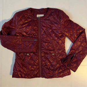 Quiltad jacka  - Jätte fin rosa/röd jacka 