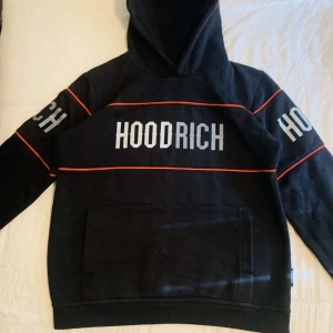 Hoodrich hoodie - Hoodrich hoodie nytt skick haft på mig några gånger äkta storlek XL men känns mindre än Xl pris 450 kr