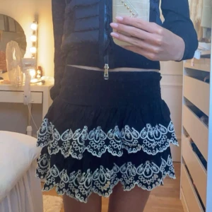 Volangkjol - Säljer denhär sjukt trendiga volangkjolen i storlek 146-152 men sitter som XS-S använd fåtal ggr❣️