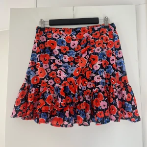 Kort kjol - Kjol från ginatricot med resormidja och knappar på sidan 