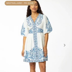 Broderad klänning med puffärm - Säljer denna klänning från indiska  Helt ny, endast testad. Storlek M, säljes pga fel storlek 