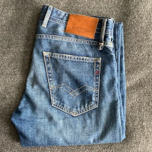 Replay Jeans - Replay jeans i strl 29. Köpta för 1600, säljer för 400. Priset är inte hugget i sten. 