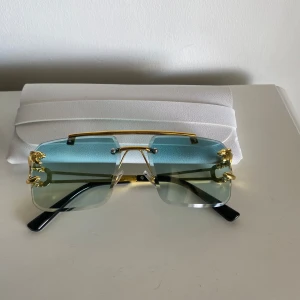 Trendiga Solglasögon tiger - Trendiga solglasögon med tiger emblem på Kommer med box och dustskydd 