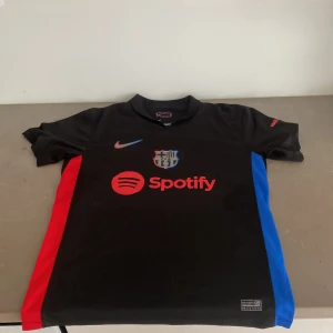 Barcelona fotbolls Tröja - Fotbollströja, (Rep men väldigt bra kvalite) inte använd. 