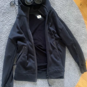 Cp Company Kofta/zip - Säljer denna CP company Koftan som är jävligt fet bara att den inte kommer till användning för min del tyvärr, så tänkte sälja den för ett fint pris, den är givetvis äkta & köpt på cp companys egna hemsida för cirka 1,5 år sedan (Den är helt nyskick)