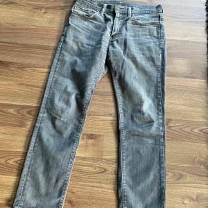 Levi jeans  - Snygga jeans i använt skick. Har haft en plånbok i ena bakfickan om ni undra. Skulle säga att dom är 7/10 skick men jättefina faktiskt 