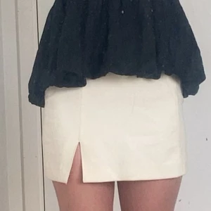 Kjol zara - As snygg kjol ifrån zara med en speciell slits detalj, säljer då den ej kommer till användning! Säljer även toppen jag har på mig, kolla in min sida! Kjolen sitter bra på mig som ofta bär XS/S! Skriv vid funderingar, svarar så snabbt jag kan! 🤍