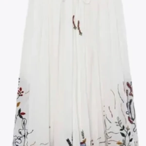 Zara långkjol - Säljer min jätte fina vita långkjol från zara❤️ den har inga defekter men säljer pga att den inte kommer till användning jag pker bort den 31 juli så om någon vill köpa senare så kommer det ta lite tid att posta❤️ orginal pris är 600 om hag minns rätt❤️