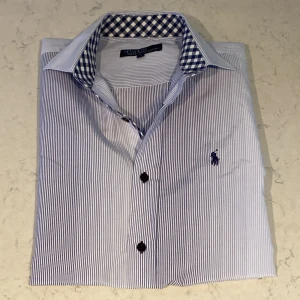 Ralph Lauren Skjorta - Säljer nu denna asfeta Ralph Lauren skjorta i ett perfekt skick! Storleken är S men kan passa bra på M med! Nypris ligger på ca 1600kr❌ mitt pris endast 349kr✅ hör av dig vid minsta lilla fundering!! 🙂😊