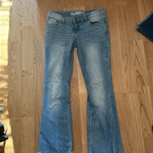 Lågmidjade flare utsvänga jeans - Skit snygga jeans som är lågmidjade från Clockhouse, storlek 36 som tyvärr är för små, har därför ingen bild med på. De är utsvängda och har en minimal defekt, se sista bilden, en liten fläck på vänster knä. Åker på semester 26 juli!!