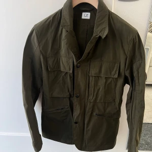CP company - Säljer denna as coola kavaj/jacka från cp company i nyskick! Storlek: 46/48! Den är köpt på United Fashion! Nypris: 5900kr