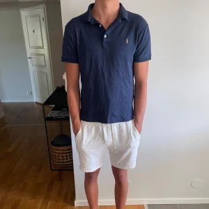 Ralph lauren piké  - Hej, jag säljer denna tvär snygga piké till ett grymt pris🎯Storlek M men passar S🎯skick 9/10🎯nypris=1500 mitt pris=299🎯hör av dig vid frågor!