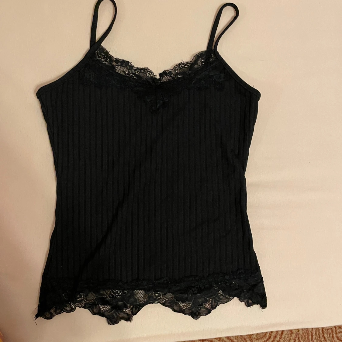 Svart linne med spetsdetaljer - 90