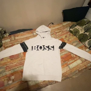 Hugo Boss tröja - Tröjan är inte använd. Den är helt ny och har inga märken på sig. Så passa på att köpa 😁.