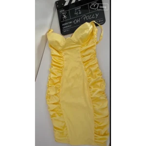 Klänning  - Oh polly storlek 42 men väldigt liten i storlek skulle säga som en m liten l 