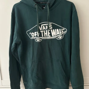 Vans hoodie - Mörkgrön hoodie från Vans. Säljer den då jag inte längre använder den. Storleken är S och den är normal i storleken. Inga skador eller defekter.