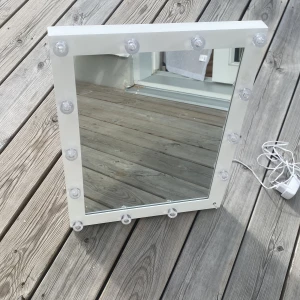 Hollywoodspegel 8xAA - En spegel med lampor runtom. En lampa har åkt av men alla andra är kvar😃 Man kan inte ändra ljus.