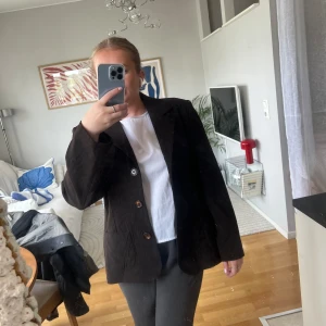 Brun kavaj - Köpt secondhand, aldrig använd av mig.