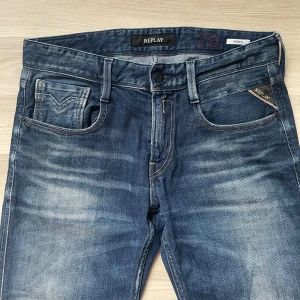 Replay anbass jeans - Säljer dessa feta replay jeans | Skick 9/10 | Modellen på jeansen är anbass och storleken är W29 L32 | Hör gärna av vid frågor och funderingar! (Priset är ej hugget i sten)