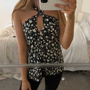 Zara topp - Topp från zara, storlek xs, så fin och passar verkligen till allt💕knappt använt!