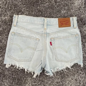 Levis Shorts - Perfekta sommarshorts från levis. De är knappt använda och är i mycketbra skick. De är i storleken w 24 (motsvarar xs/xxs). Skriv vid fler frågor eller funderingar🫶🏼