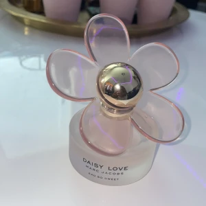 Daisy Love - Oanvänd parfym som är väldigt söt i doften 