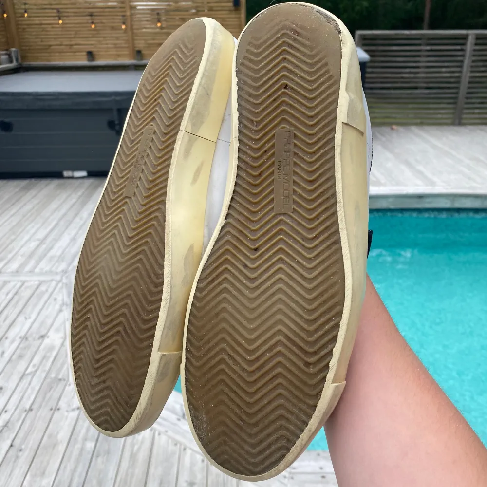 Tjabba, säljer mina Philippe model skor som har varit med länge. Har lyckats hållit dem i rätt bra kvalitet. Sitter bra och är jävligt sköna. Själv har jag 44 i storlek och tycker dem passar mig skit bra. . Kengät.