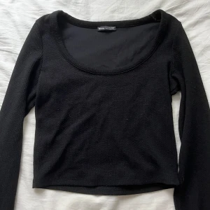 Ribbad tröja  - Säljer denna tröja från Bershka då den aldrig kommer till användning, fint skick🩷