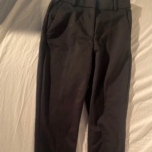 Kostymbyxor  - Kostym byxor från hm. Använda en gång. De är klippta vid ankeln så de är lite kortare. Nypris 200kr. Vid fler frågor kontakta gärna. Kontakta innan du köper🥰