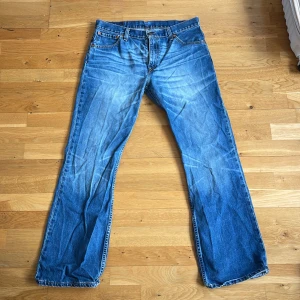 Levis jeans - Snygga Levis jeans som inte kommer till användning. Väldigt bra skick enda defekt är lappen där bak. Skriv för frågor!