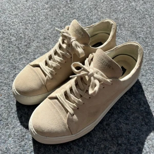 Sneaky Steve skor - Sneaky Steve mocka skor i fint skick inte använda många gånger Skorna är beiga och i storlek 41