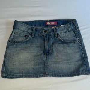 Jeans kjol - En jätte snygg kort jeanskjol i storlek 152 men skulle säga att den även passar xxs-xs, bra skick!💕