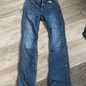 Bootcut jeans - Ett par ganska så oanvända jeans som är bootcut💕 Säljer för att dom är för korta å inte alls kommer till användning 💕(priset kan diskuteras)