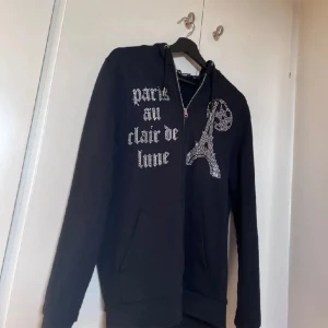 Rhinestone hoodie  - Bling lucid rhinestone hoodie. Skick 10/10, säljer den för att den är för stor. Perfekt för sommaren!⛱️🍉