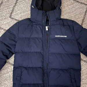 Marinblå CKJ jacka  - Super varm och perfekt för vintern Calvin Klein Jeans Jacka i storlek XS. Superfin och bra skick (dock lite sönder vid inuti loggan)